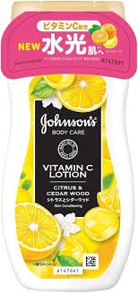 Johnson's Body Care Lotion do Ciała z Witaminą C o zapachu Cytrusów i Drzewa Cedrowego 200ml Johnson's Body Care Vitamin C Lotion Citrus & Cedar Wood 200ml